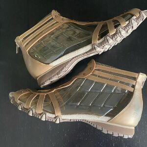 Women’s Skechers Strappy Sandal gold size 9